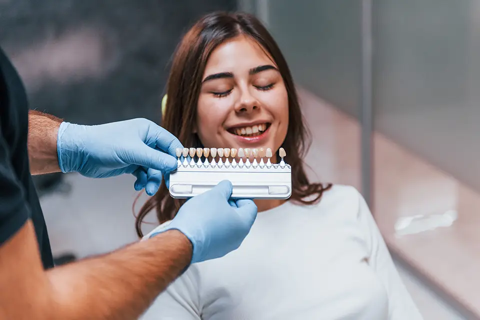 The Art of Personalizing Your Smile: Choosing Colours and Shapes for Veneers and Crowns